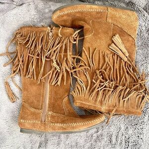 Minnetonka 2-Layer Fringe Boots zipper and tie back